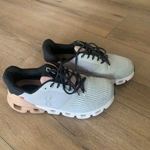 Womens ON Cloudflyer shoes 6.5